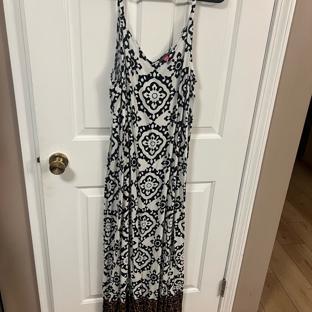 Elegant Black and White Patterned Maxi Dress by Vince Camuto.  Large